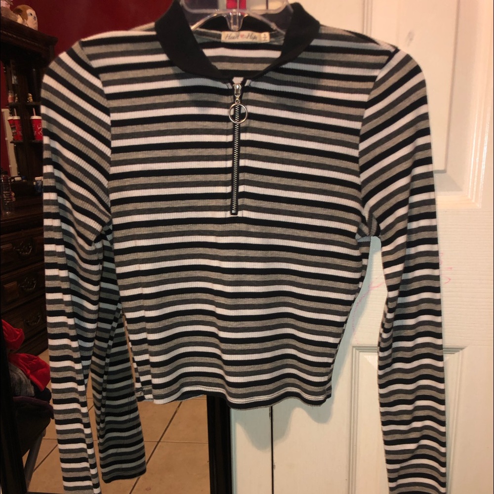 This top comes with 3 different color,black white and gray.